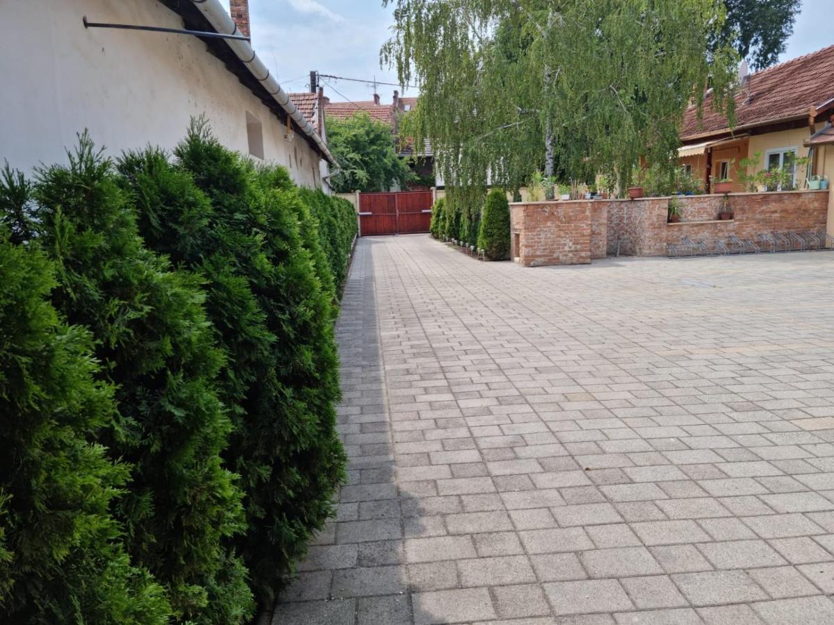 Belvarosi Pihenohaz Bekescsaba Buitenkant foto