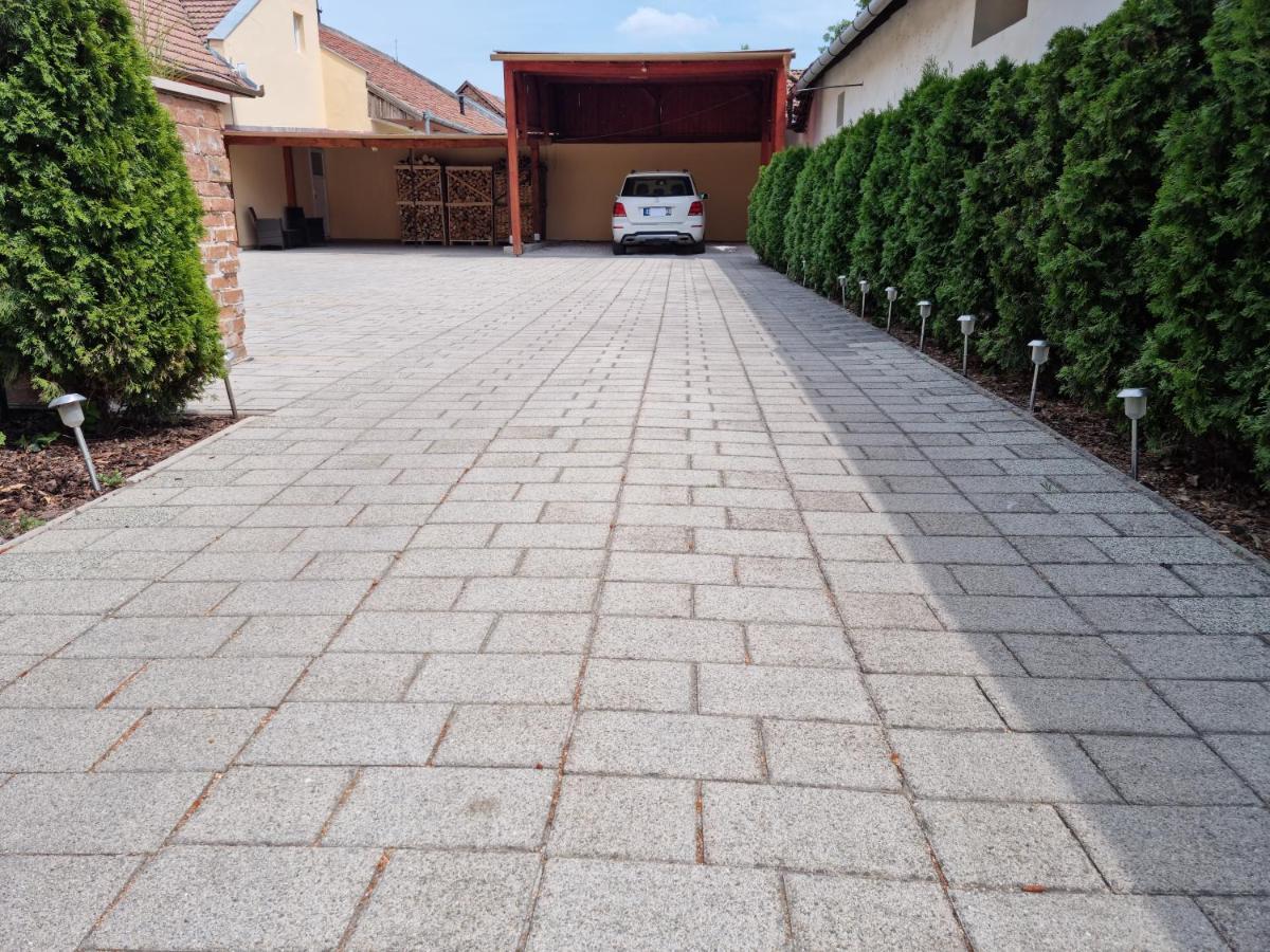Belvarosi Pihenohaz Bekescsaba Buitenkant foto